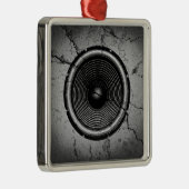 Muziekluidspreker op een gekraakte muur metalen ornament (Rechts)
