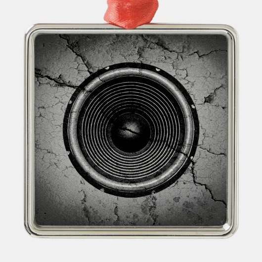 Muziekluidspreker op een gekraakte muur metalen ornament (Voorkant)