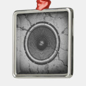 Muziekluidspreker op een gekraakte muur metalen ornament (Links)