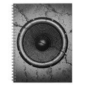 Muziekluidspreker op een gekraakte muur notitieboek (Voorkant)