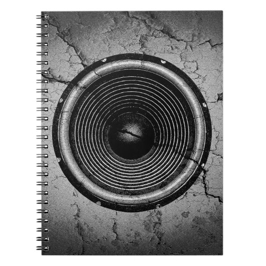 Muziekluidspreker op een gekraakte muur notitieboek (Voorkant)