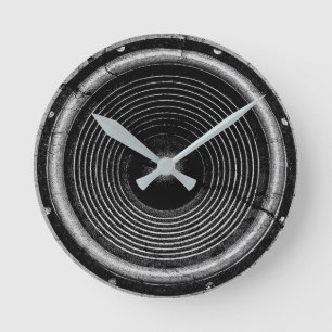 Muziekluidspreker op een gekraakte muur ronde klok