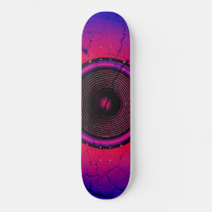 Muziekluidspreker op een gekraakte muur skateboard