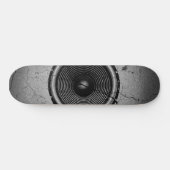 Muziekluidspreker op een gekraakte muur skateboard (Horizontaal)