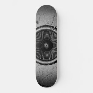 Muziekluidspreker op een gekraakte muur skateboard