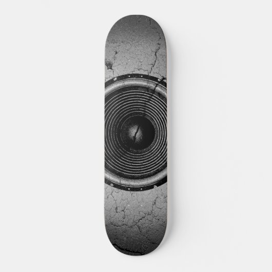Muziekluidspreker op een gekraakte muur skateboard (Voorkant)