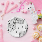 Muzieknoten over wit papieren bordje (Feest)