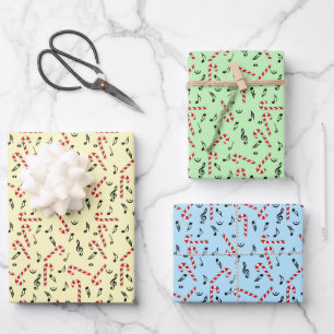 Muzieknoten van snoeprietriet die papierbladen ove inpakpapier vel