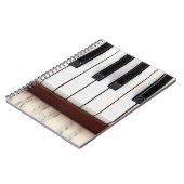 muzieknotities op de achtergrond van een pianoakoe notitieboek (Linkerzijde)