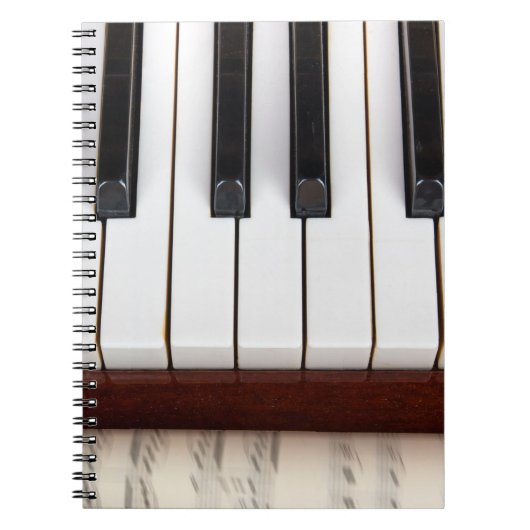 muzieknotities op de achtergrond van een pianoakoe notitieboek (Voorkant)