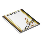 Muzieknotities over pianotoetsenbord notitieblok (Schuin)