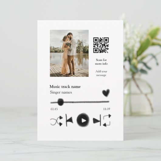 Muziekspeler gepersonaliseerd paar liefde q code t feestdagenkaart (Staand voorkant)