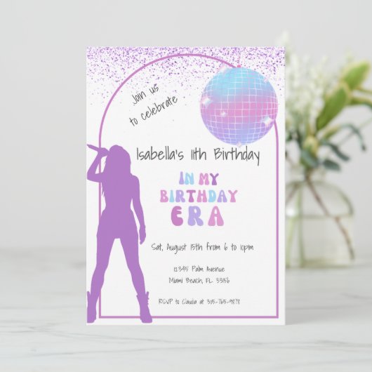 Muziekster in haar verjaardagstijd Uitnodiging (Staand voorkant)