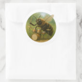 Muzikant Bee speelt drumstel Ronde Sticker (Tas)