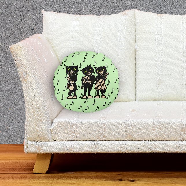  muzikant zwarte katten Muzieknoten Rond Kussen (Three black cat musicians playing instruments black music notes on green decorative round pillow.)
