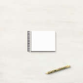 Muzikmuziek van piano-toetsenbord post-it® notes (Op bureau)