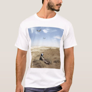 MV-22B Ospreys vliegen boven het Amerikaanse Navy  T-shirt