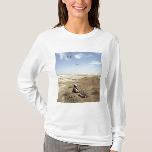 MV-22B Ospreys vliegen boven het Amerikaanse Navy  T-shirt (Voorkant)