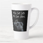 My Cat Lets Me Live Here Latte Mok (Rechts)