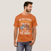 My Day Starts Backwards I Wake Upired friends T-shirt (Voorkant volledig)