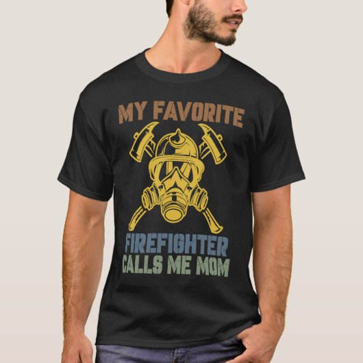 My Favorite Firefighter Calls Me Mom Fireman Desig T-shirt (Voorkant)