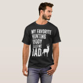 My Favorite Hunting Buddy Calls Me Dad Deer Hunter T-shirt (Voorkant volledig)
