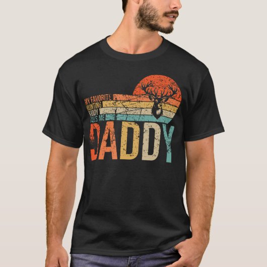 My Favorite Hunting Buddy Calls Me Daddy Love Deer T-shirt (Voorkant)