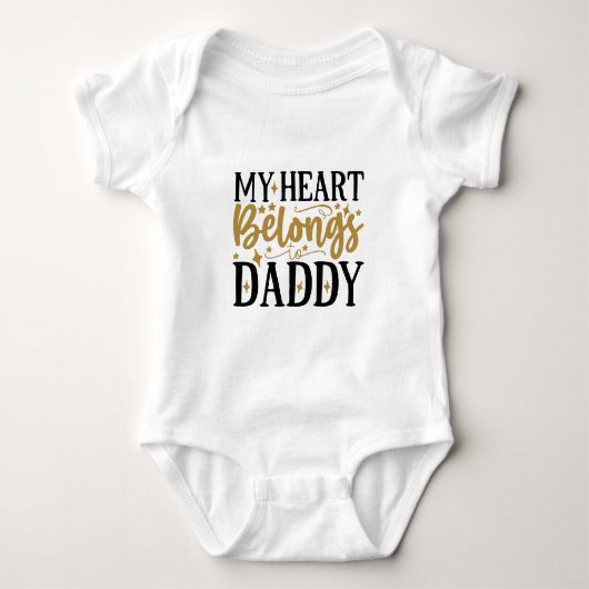 My Heart Belongs To Daddy Typografie Romper (Voorkant)