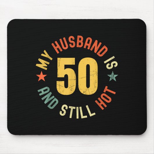 My Husband Is 50 And Still Hot Funny Quote 50th Bi Muismat (Voorkant)
