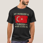 My Husband is Turkish Nothing Scares Me Wife T-shirt (Voorkant)