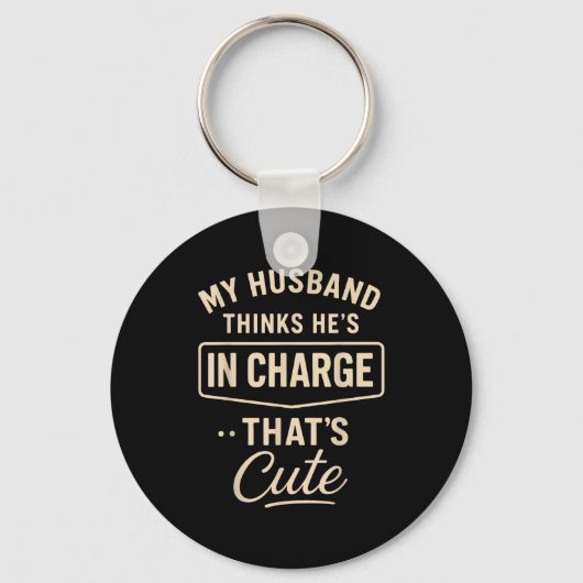 My Husband Thinks He’s In Charge Funny Saying Humo Sleutelhanger (Voorkant)