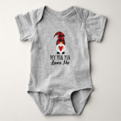 My Yia Yia Loves Me Buffalo Plaid Gnome Romper (Voorkant)