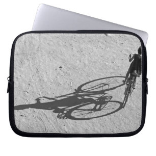 Myanmar, Bagan, Jongen die op een enorme fiets rij Laptop Sleeve