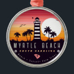 Myrtle Beach vuurtoren SC Retro Sunset Souvenirs Metalen Ornament<br><div class="desc">Myrtle Beach retro strand ontwerp voor vakantie. Myrtle Beach South Carolina Island souvenir voor reizen naar South Carolina Island. Myrtle Beach kunstwerk voor vakantiegangers en backpackers in South Carolina. Myrtle Beach retro souvenir. Ontwerp voor backpackers en reis naar South Carolina . eiland met strand souvenir voor vakantiegangers aan zee. -...</div>