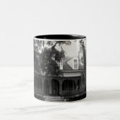 Myrtles Plantation in black and white Tweekleurige Koffiemok (Center)