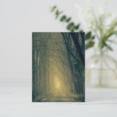 Mysteriel geel licht in het bos briefkaart (Staand voorkant)