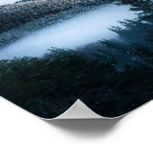 Mysteriele mist gevangen in wintersparrenbos poster (Hoek)