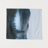 Mysteriele mist gevangen in wintersparrenbos wandkleed (Voorkant (horizontaal))