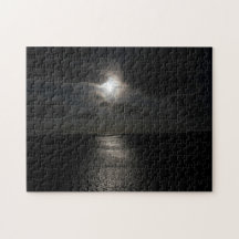 Mysteriele witte zon in de zwarte hemel