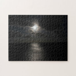 Mysteriele witte zon in de zwarte hemel legpuzzel