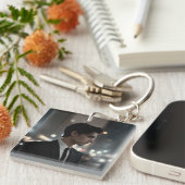 Mysterieus Man in Suit at Night – Cinematic Urban Sleutelhanger (Voorkant Rechts)