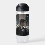 Mysterieus Man in Suit at Night – Cinematic Urban Waterfles (Achterkant)