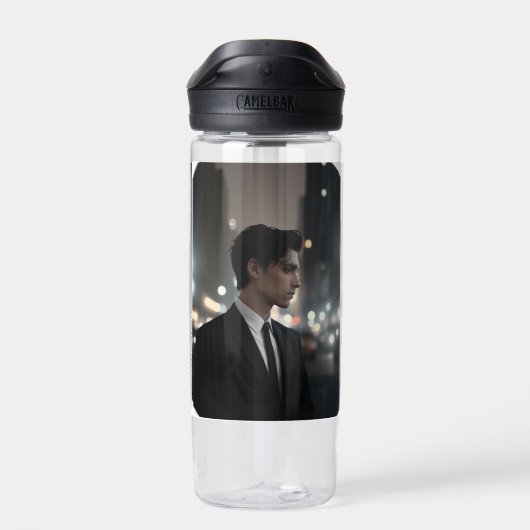 Mysterieus Man in Suit at Night – Cinematic Urban Waterfles (Achterkant)