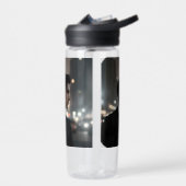 Mysterieus Man in Suit at Night – Cinematic Urban Waterfles (Links)