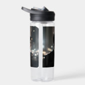 Mysterieus Man in Suit at Night – Cinematic Urban Waterfles (Rechts)