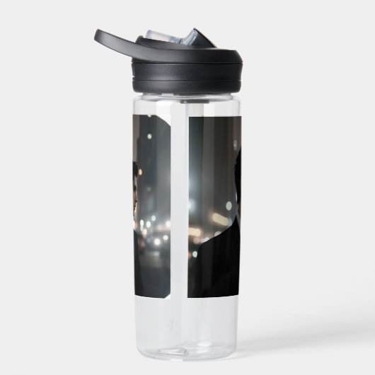 Mysterieus Man in Suit at Night – Cinematic Urban Waterfles (Rechts)