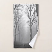 Mysterieus nevelig bospad bad handdoek (Handdoek)