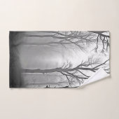 Mysterieus nevelig bospad bad handdoek (Handdoek)