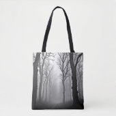 Mysterieus nevelig bospad tote bag (Voorkant)