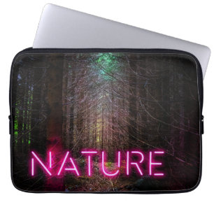 Mysterieus sparrenbos natuur neon magenta bord laptop sleeve